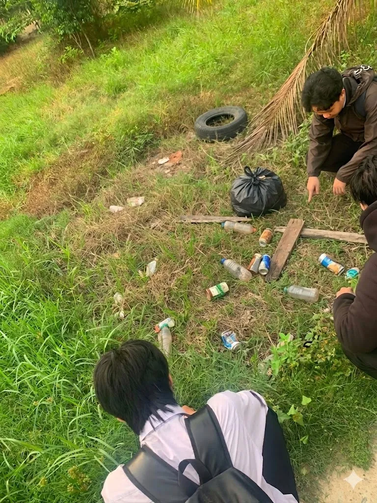 Dọn rác ven sông